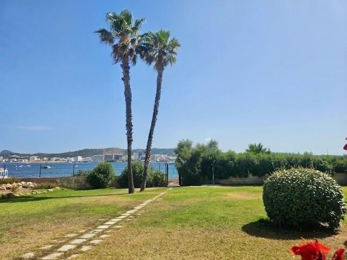 Beachfront flat in Sant Josep de sa Talaia — Sea view