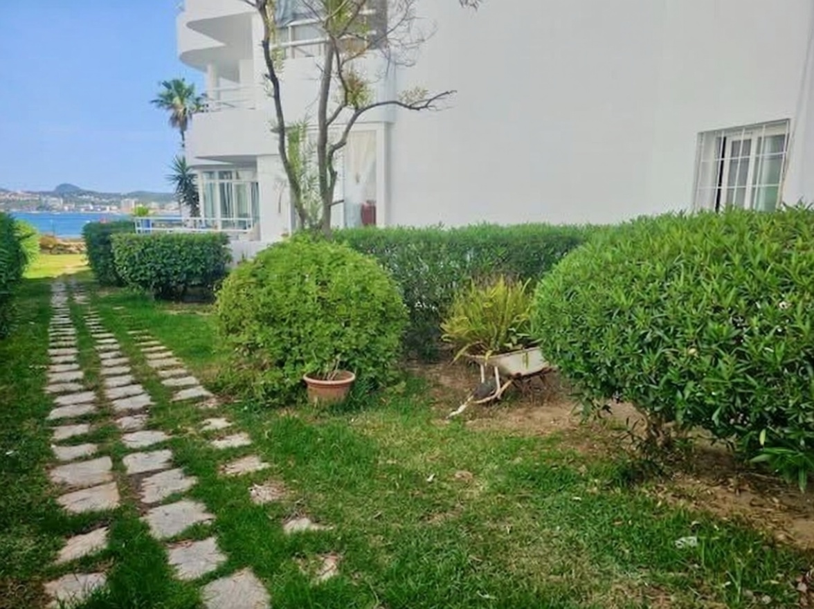 Beachfront flat in Sant Josep de sa Talaia — Garden