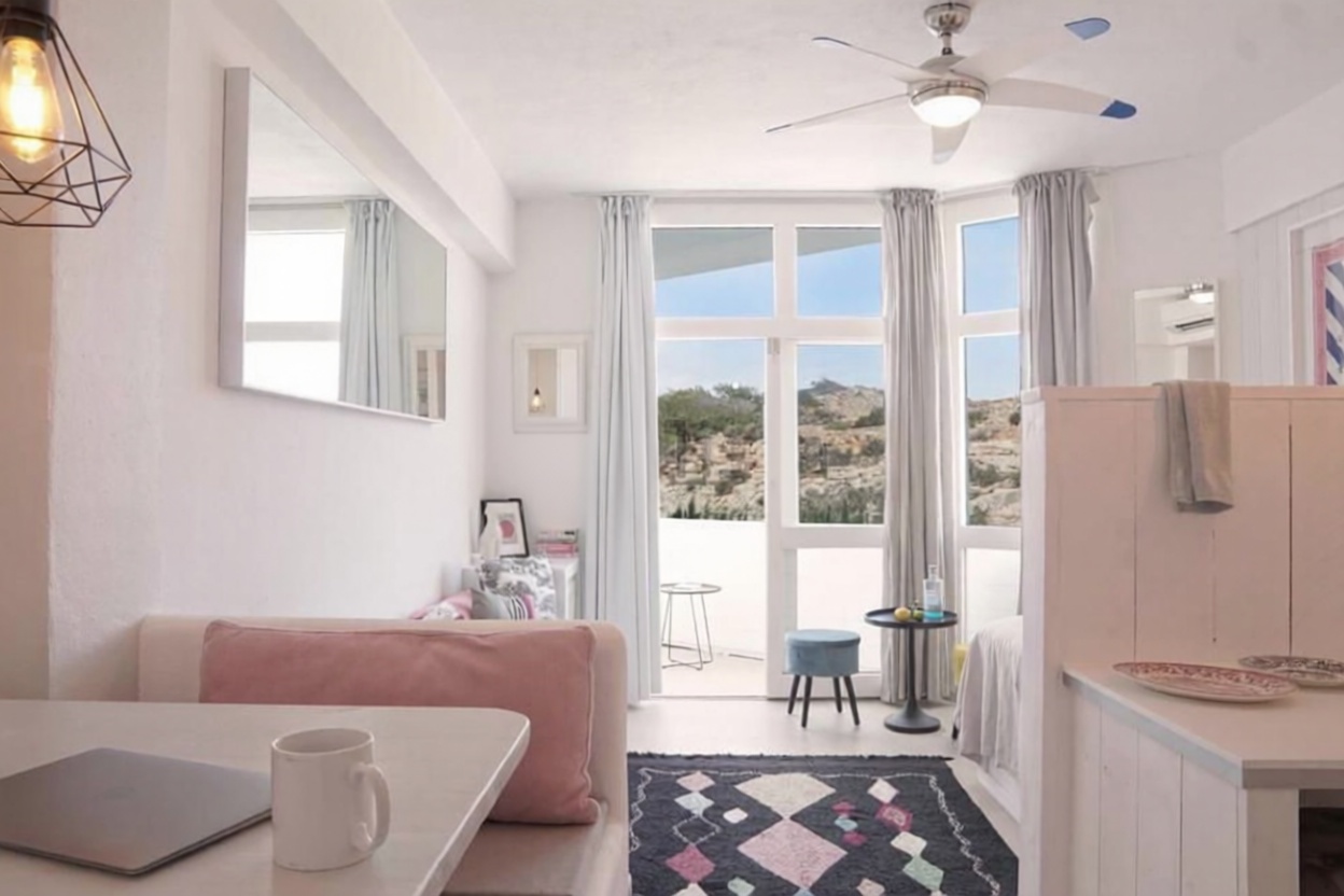 Beachfront studio in Ibiza — Living room