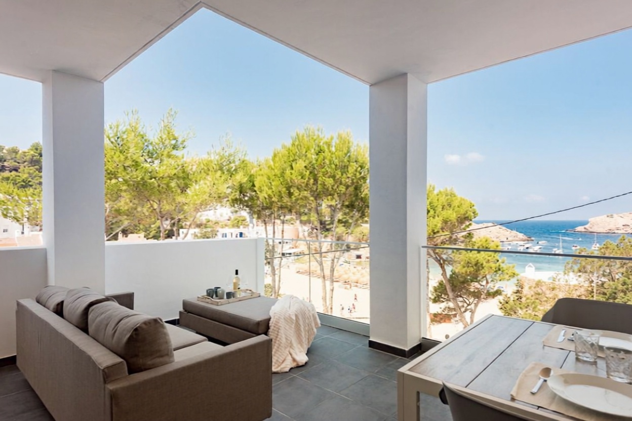 Beachfront flat in Sant Josep de sa Talaia