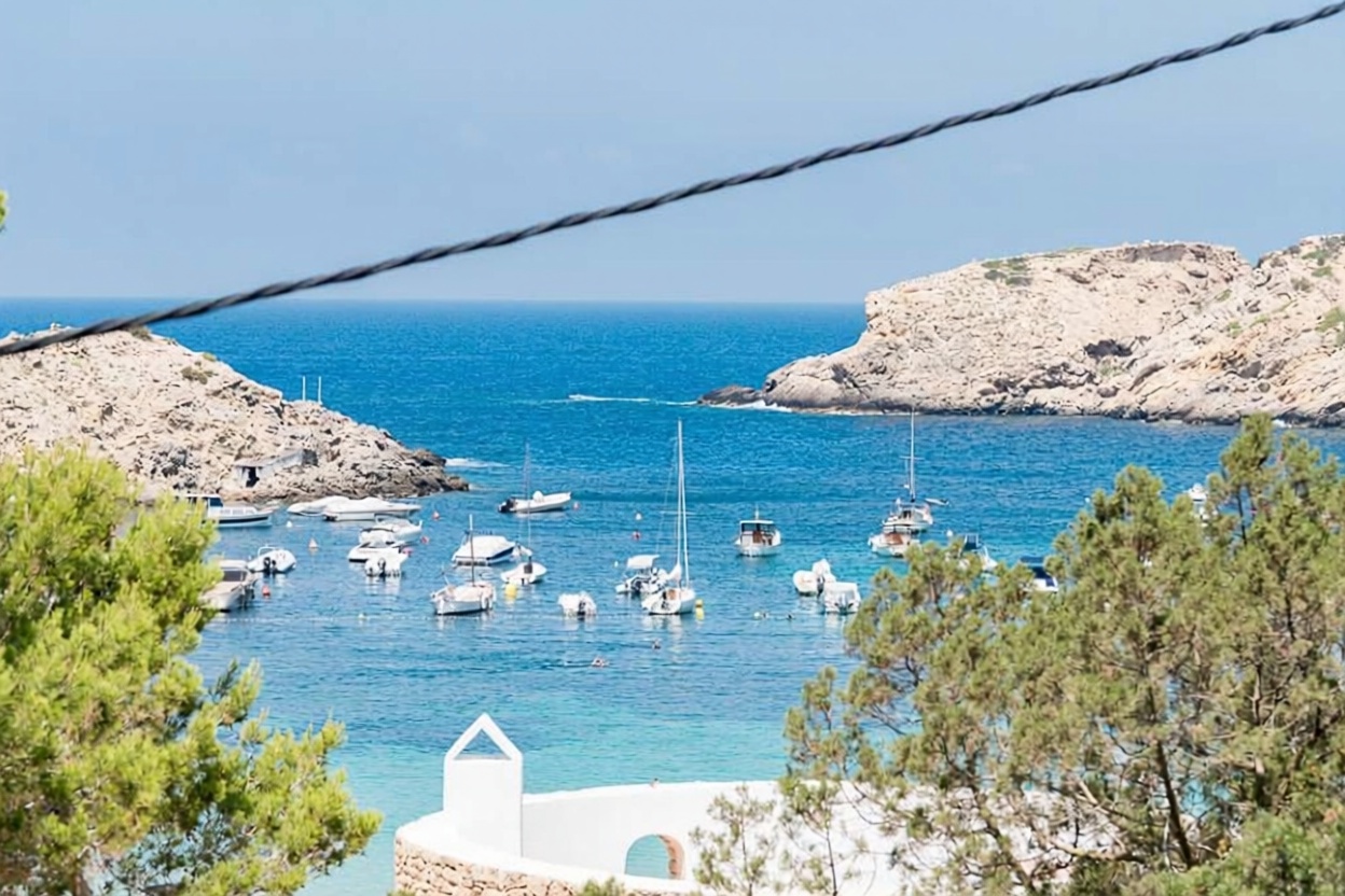 Beachfront flat in Sant Josep de sa Talaia — Sea view