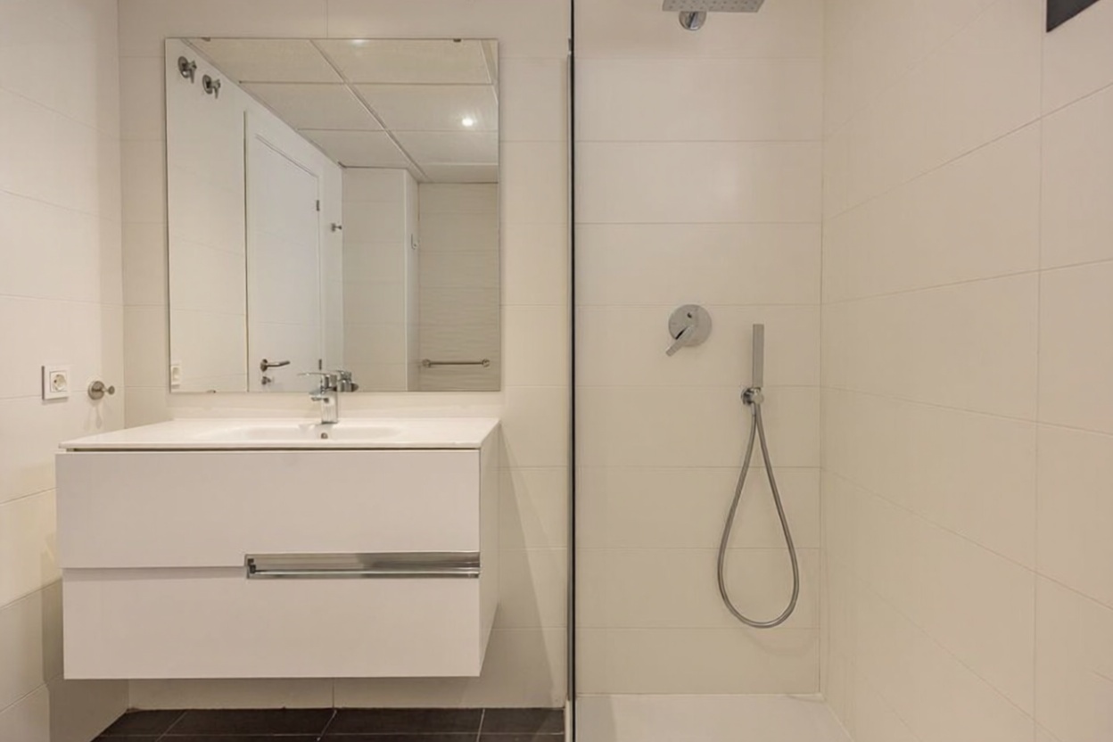 Beachfront flat in Sant Josep de sa Talaia — Bathroom