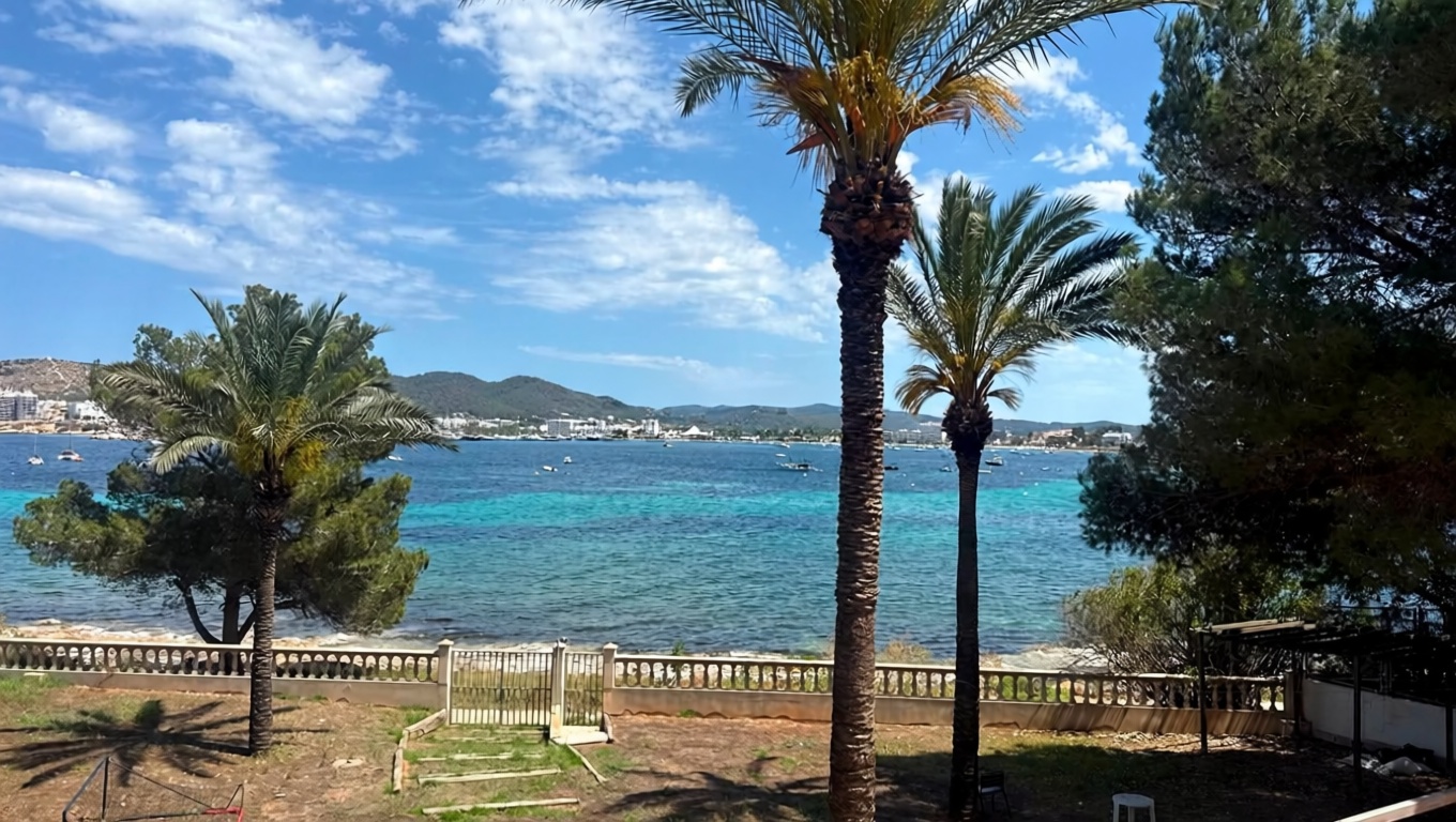 Beachfront flat in Sant Josep de sa Talaia — Sea view