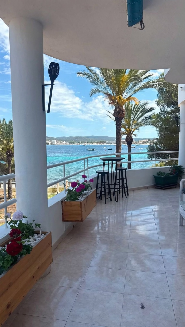 Beachfront flat in Sant Josep de sa Talaia