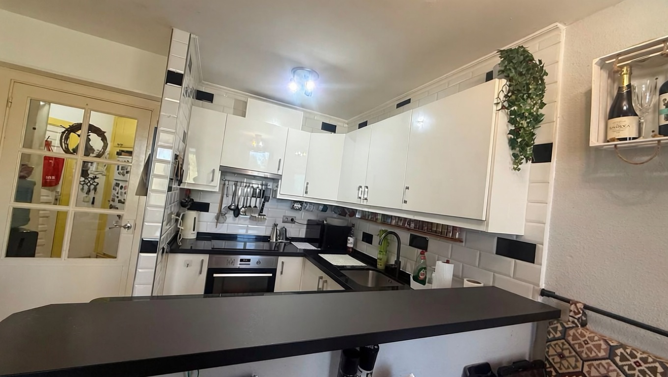 Beachfront flat in Sant Josep de sa Talaia — Kitchen