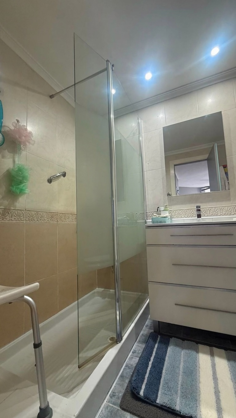 Beachfront flat in Sant Josep de sa Talaia — Bathroom