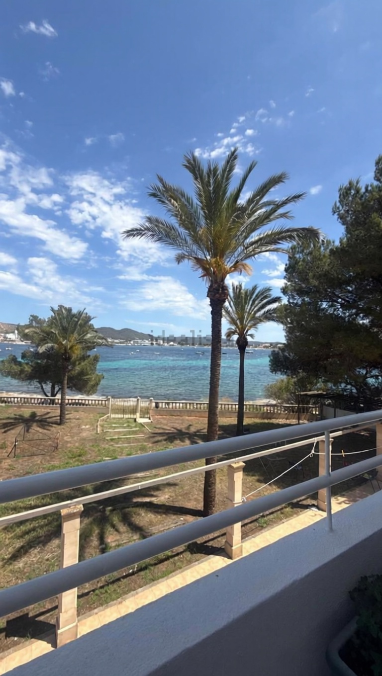 Beachfront flat in Sant Josep de sa Talaia — Sea view