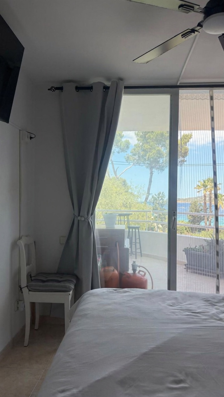 Beachfront flat in Sant Josep de sa Talaia — Bedroom