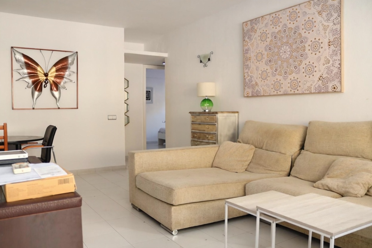 Apartamento em primeira linha de praia em Santa Eulalia del Río — Sala