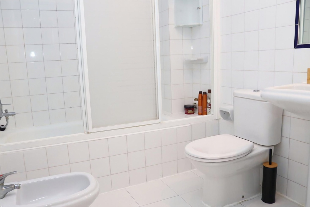 Apartamento em primeira linha de praia em Santa Eulalia del Río — Casa banho