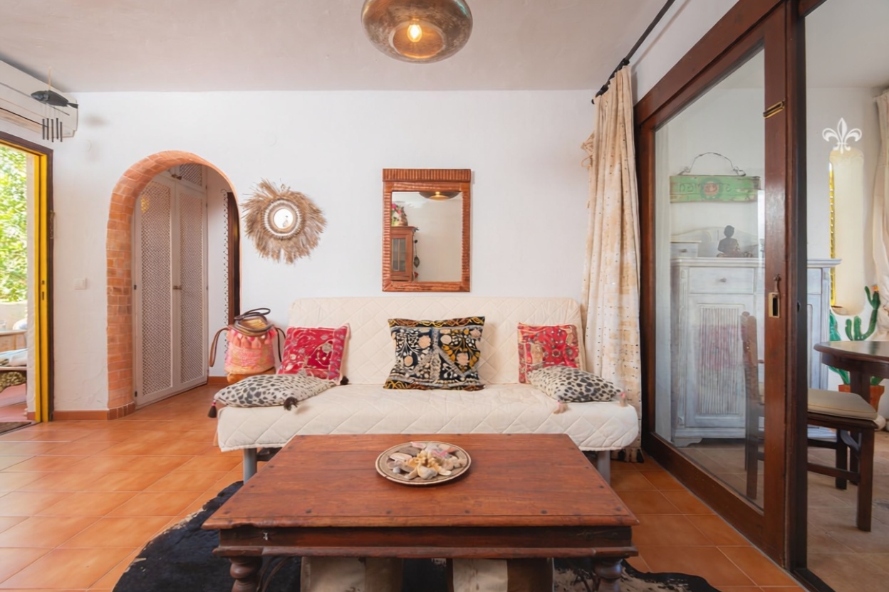 Apartamento em primeira linha de praia em Santa Eulalia del Río — Sala