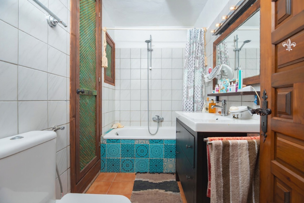 Apartamento em primeira linha de praia em Santa Eulalia del Río — Casa banho