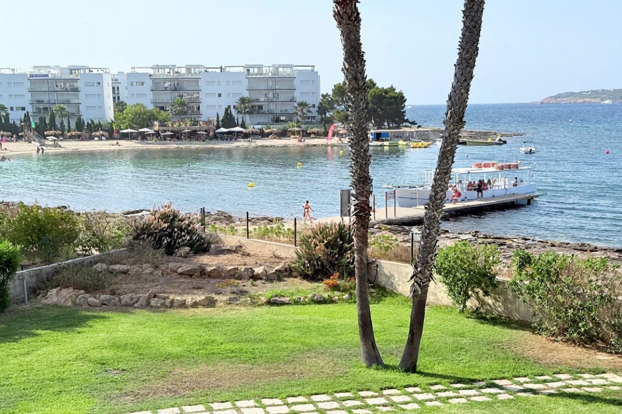 Beachfront flat in Sant Josep de sa Talaia — Sea view