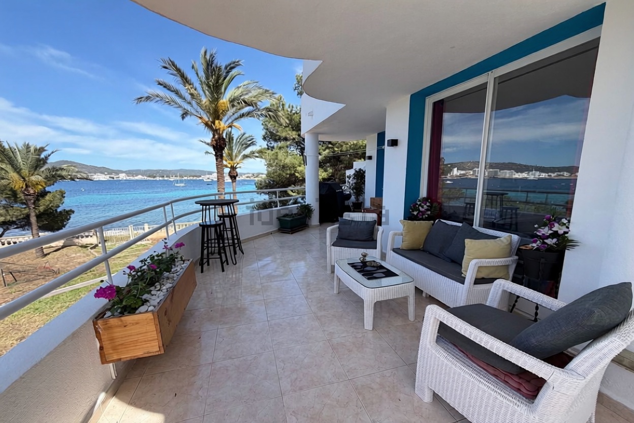 Beachfront flat in Sant Josep de sa Talaia