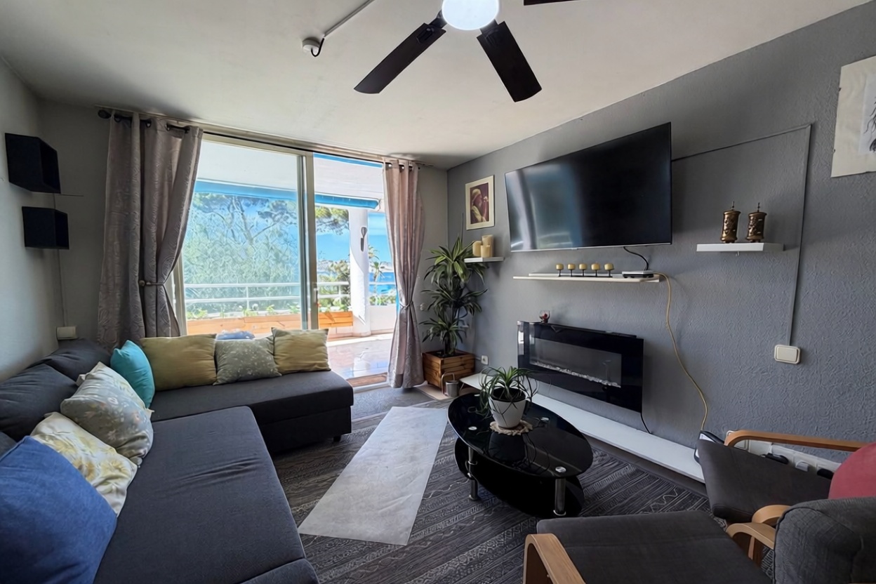 Beachfront flat in Sant Josep de sa Talaia — Living room
