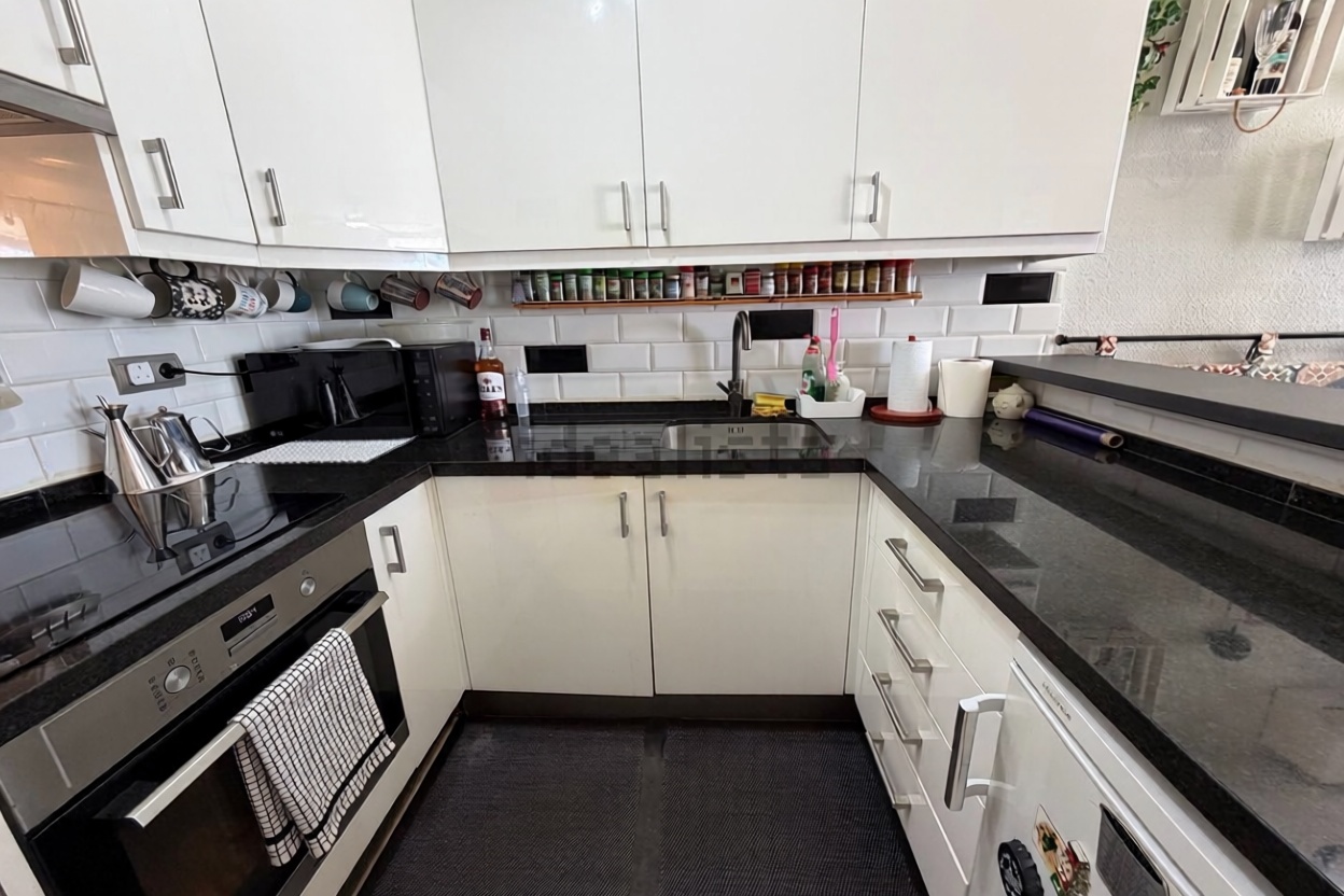 Beachfront flat in Sant Josep de sa Talaia — Kitchen