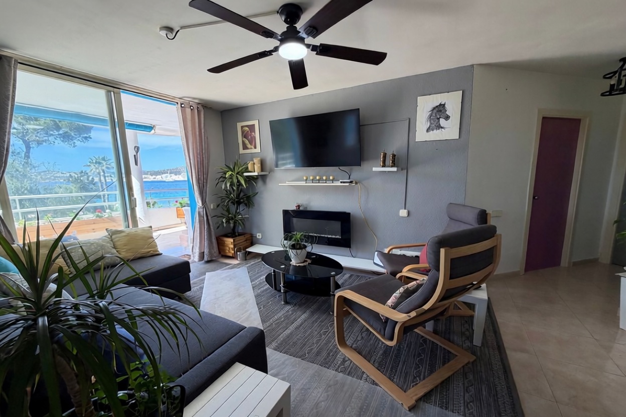 Beachfront flat in Sant Josep de sa Talaia — Living room