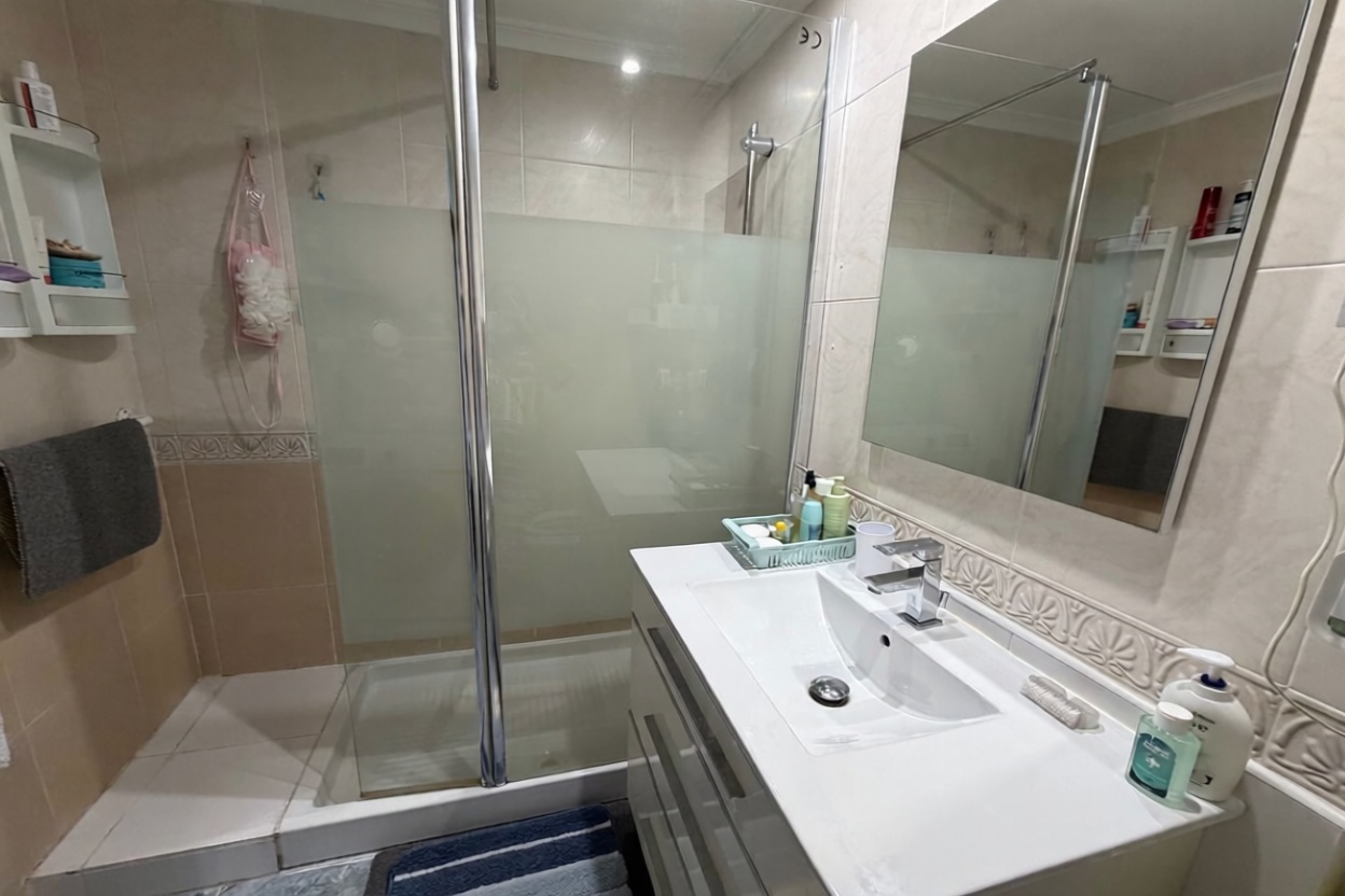 Beachfront flat in Sant Josep de sa Talaia — Bathroom