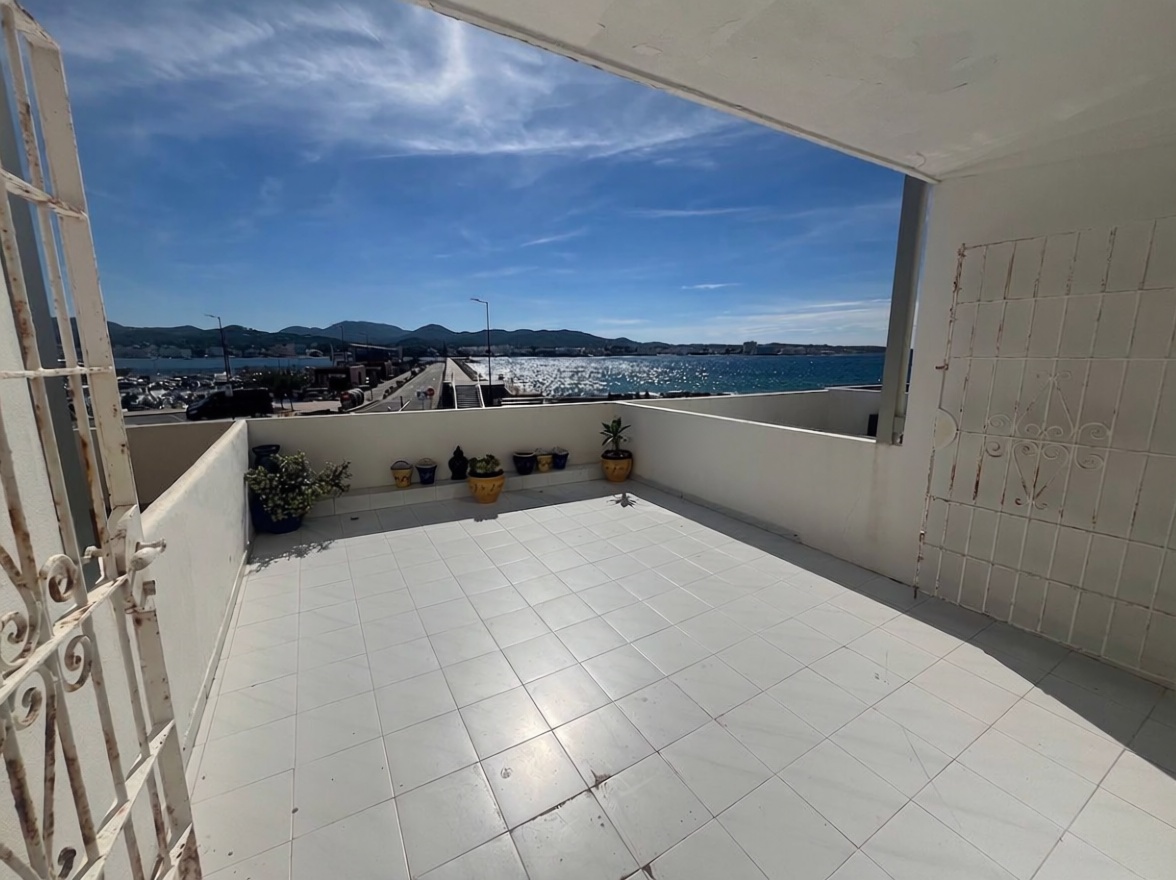 Beachfront flat in Sant Antoni de Portmany — Sea terrace