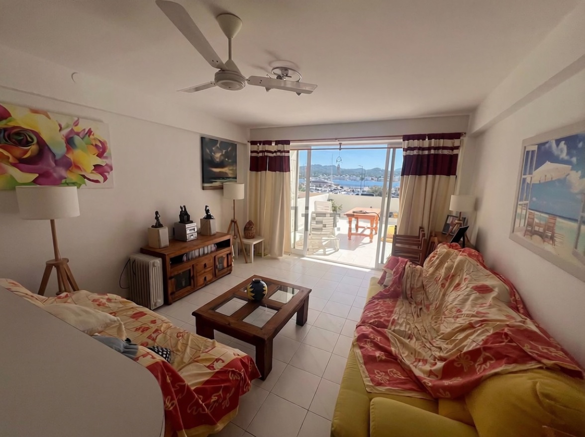 Beachfront flat in Sant Antoni de Portmany — Living room