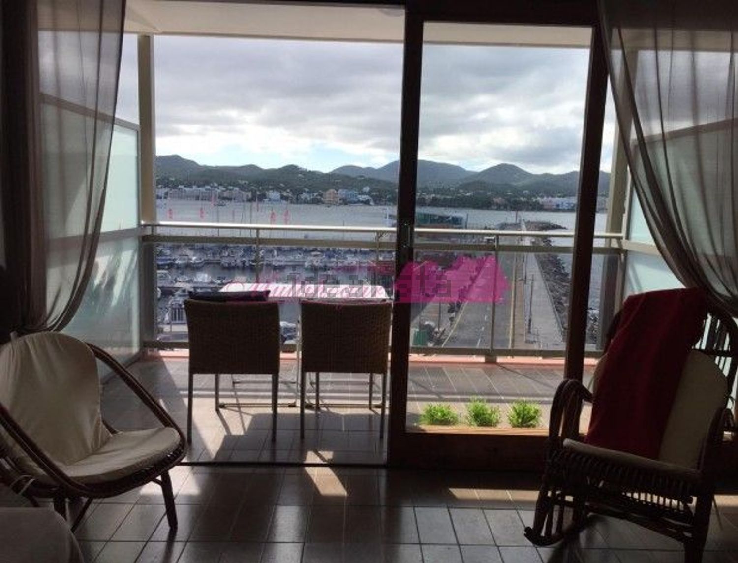 Beachfront flat in Sant Antoni de Portmany — Sea terrace
