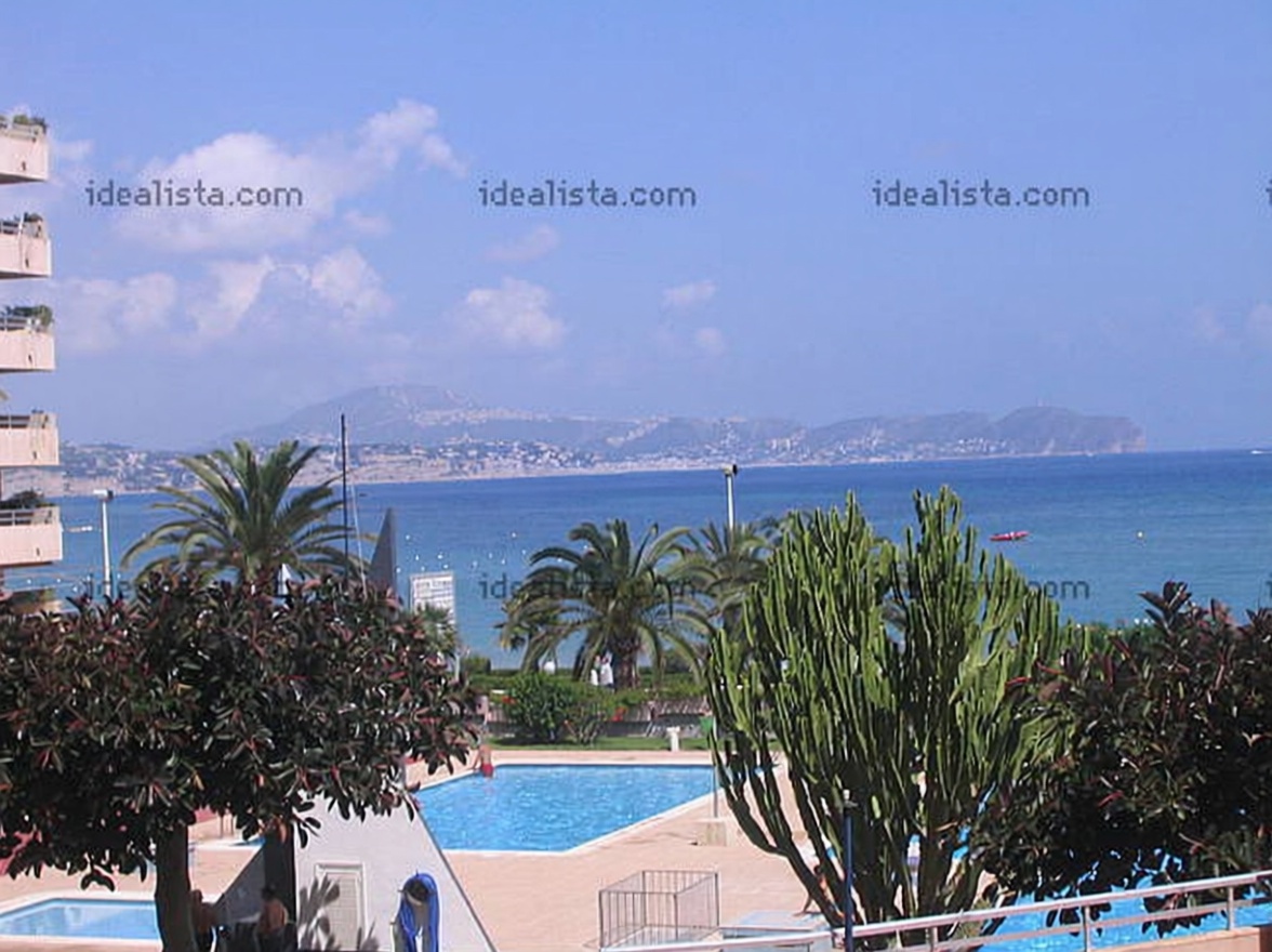 Flat for sale frontline beach in Calpe — Sea view