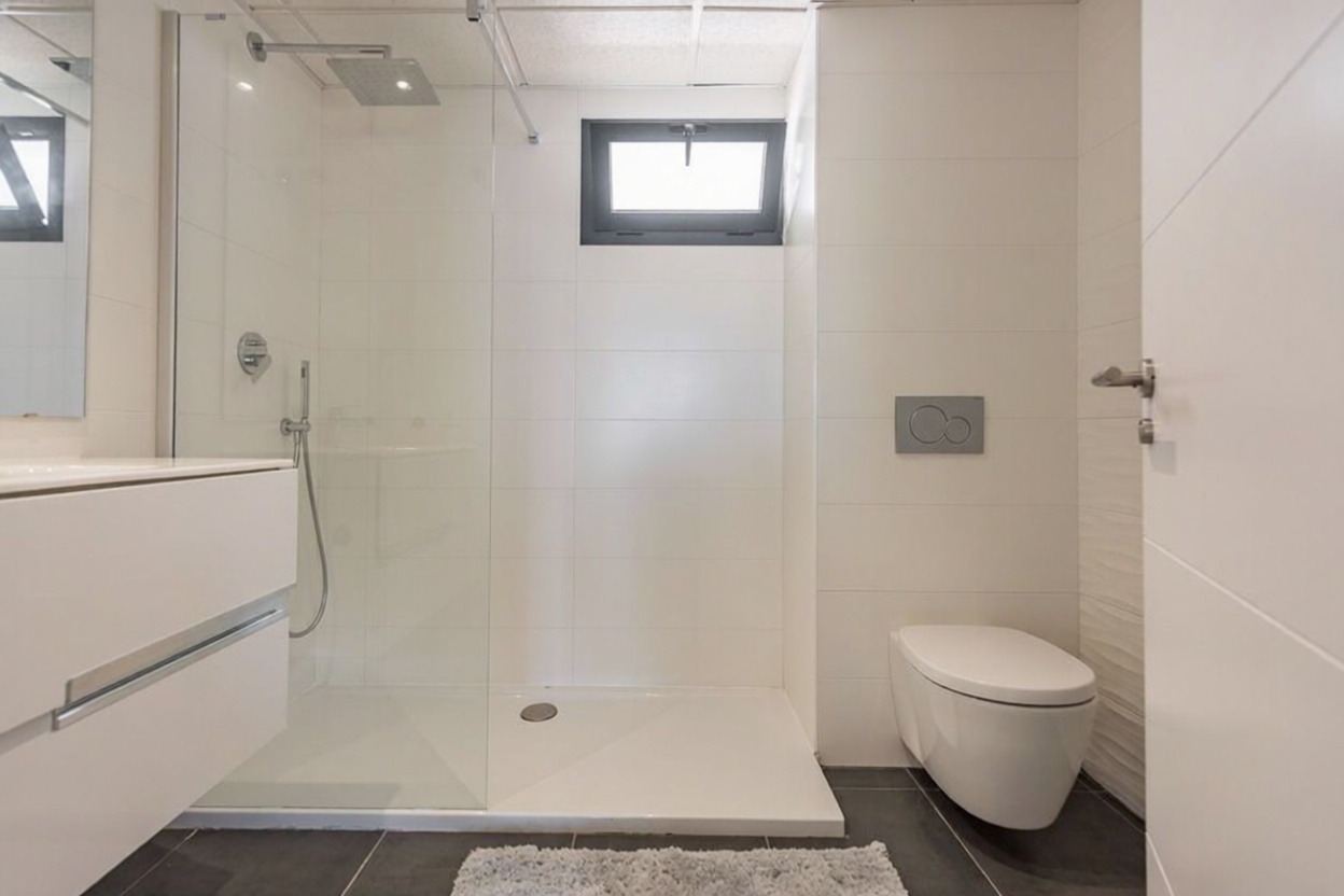 Beachfront flat in Sant Josep de sa Talaia — Bathroom