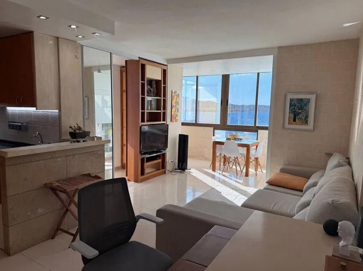 Beachfront flat in Sant Antoni de Portmany — Living room