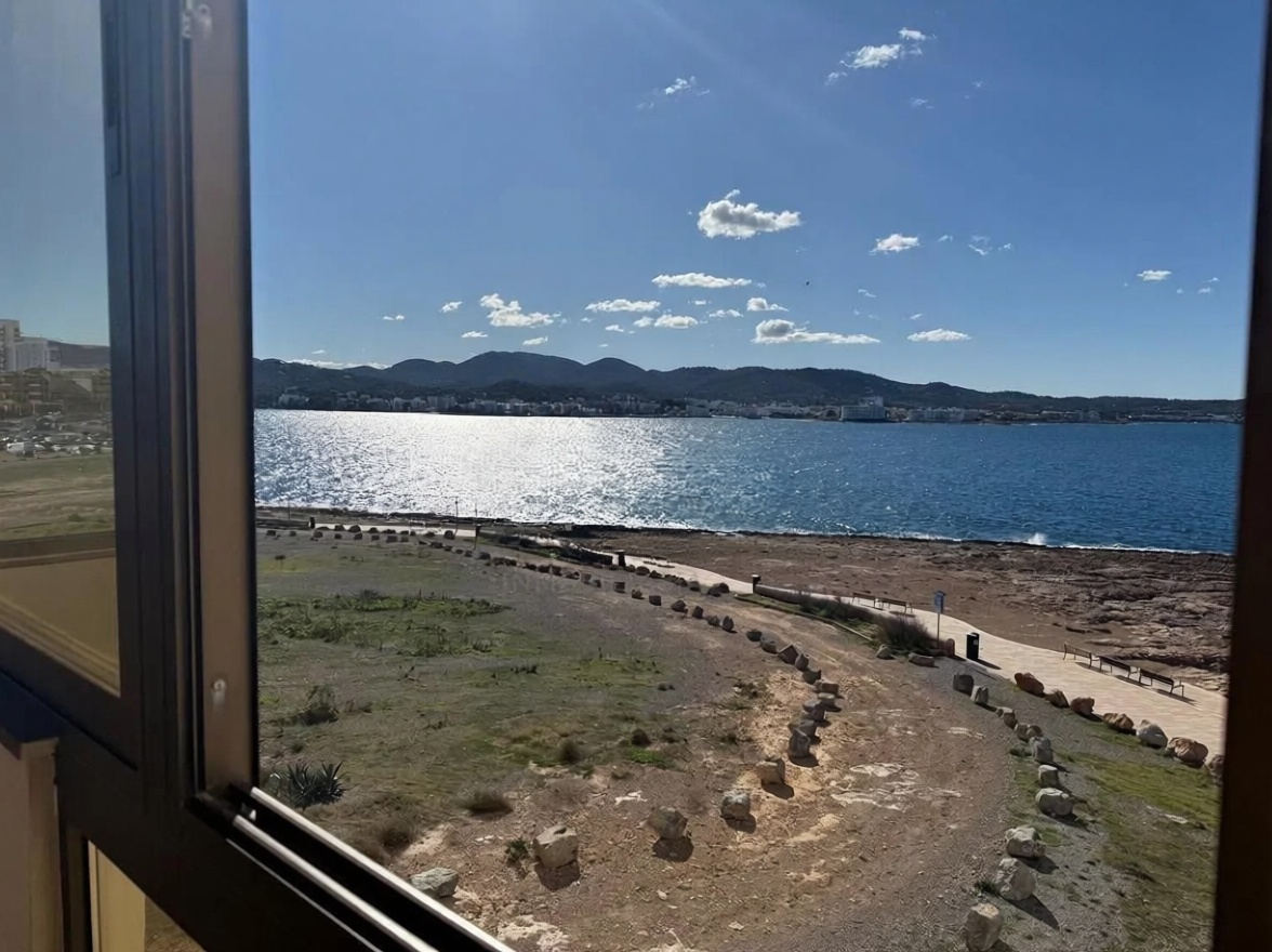 Beachfront flat in Sant Antoni de Portmany — Sea view