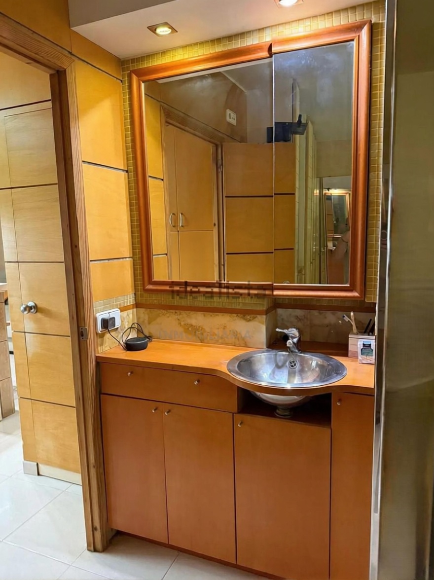 Beachfront flat in Sant Antoni de Portmany — Bathroom