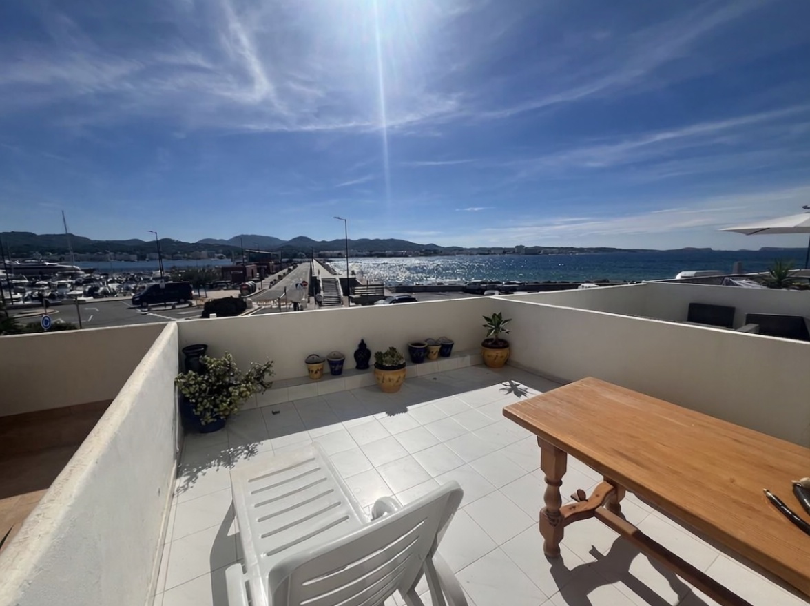 Beachfront flat in Sant Antoni de Portmany