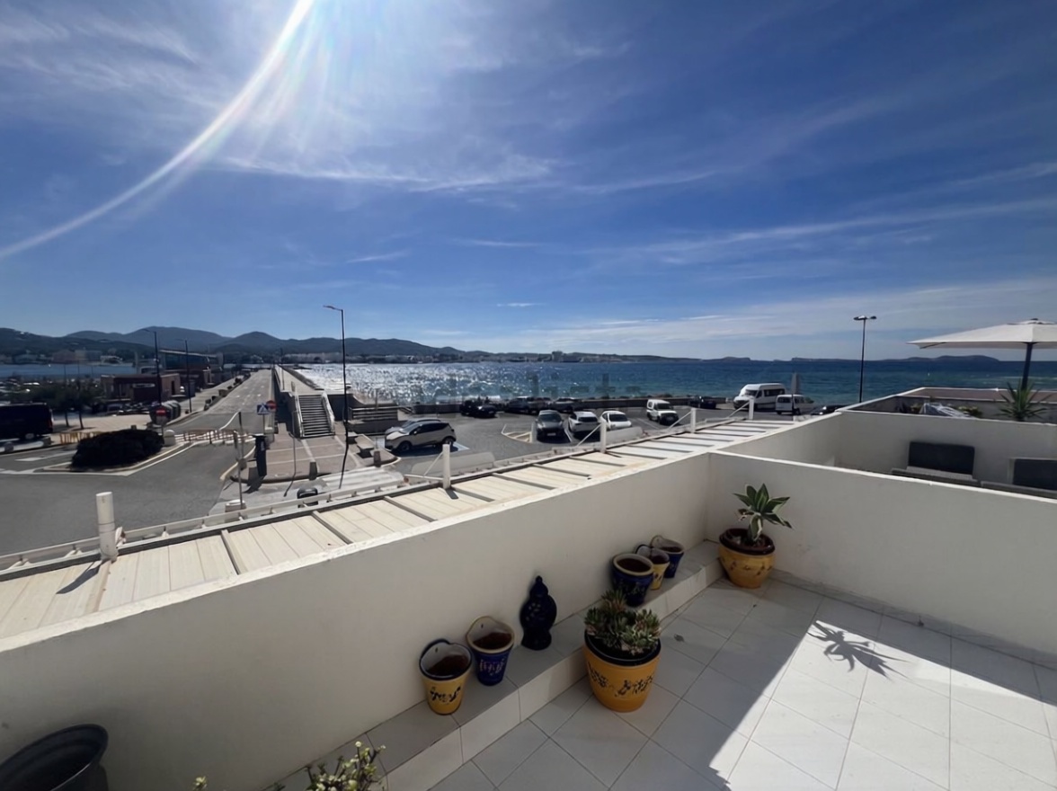 Beachfront flat in Sant Antoni de Portmany — Sea terrace