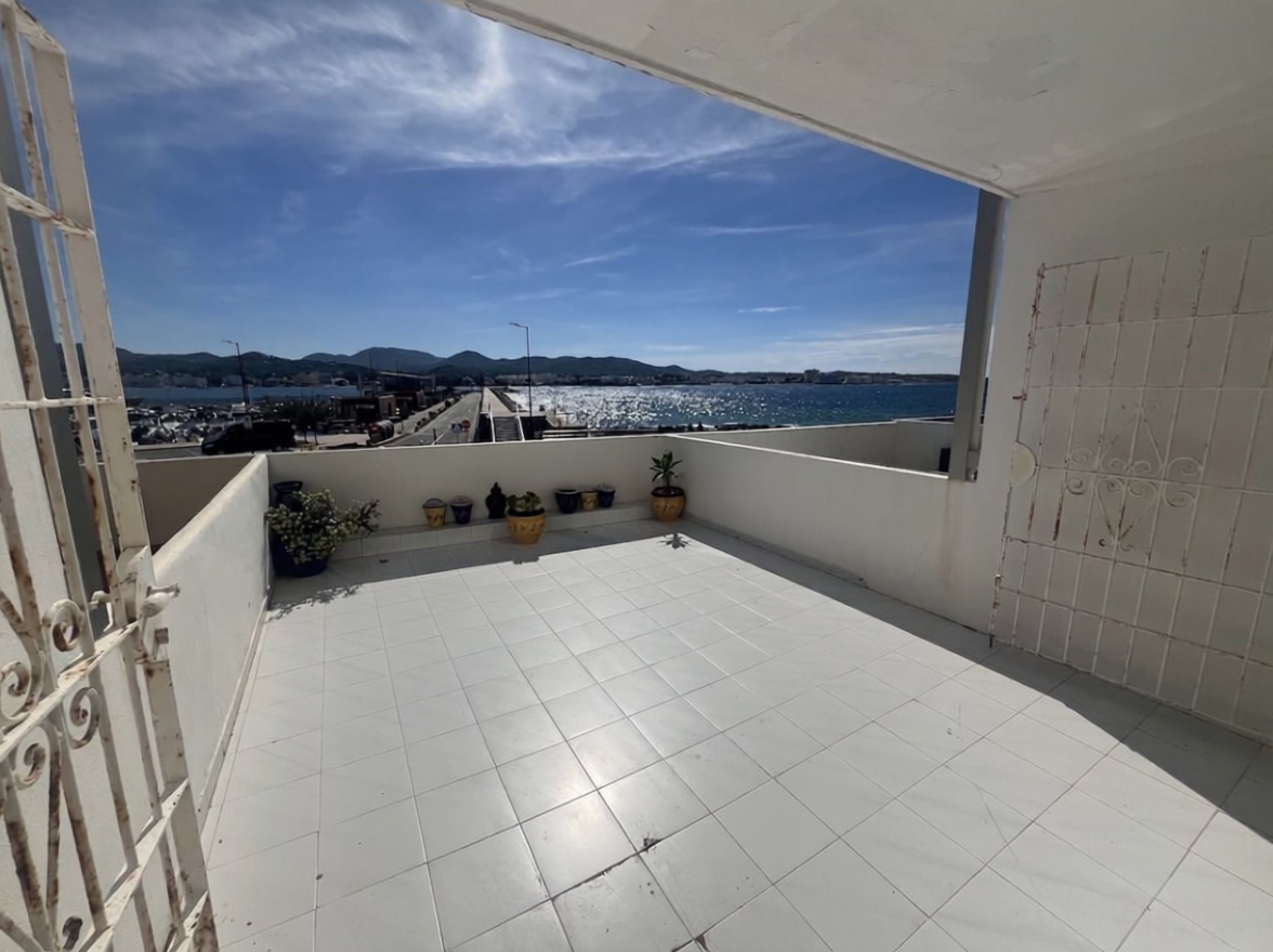 Beachfront flat in Sant Antoni de Portmany — Sea terrace