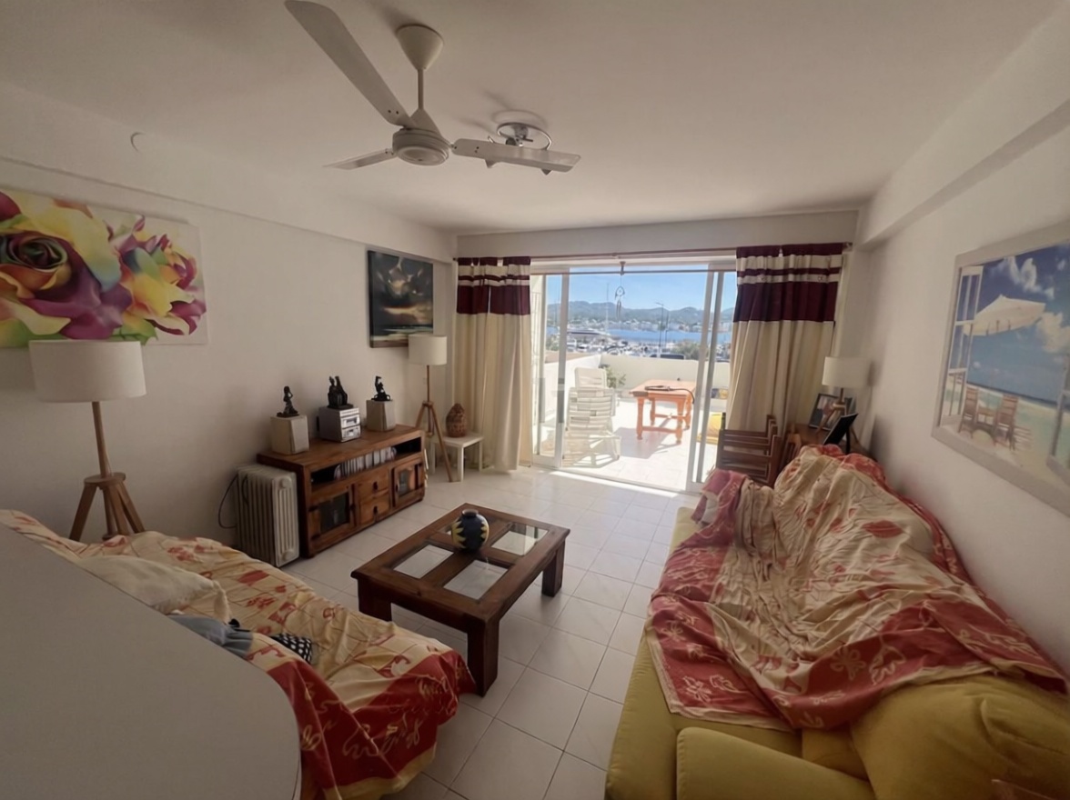 Beachfront flat in Sant Antoni de Portmany — Living room
