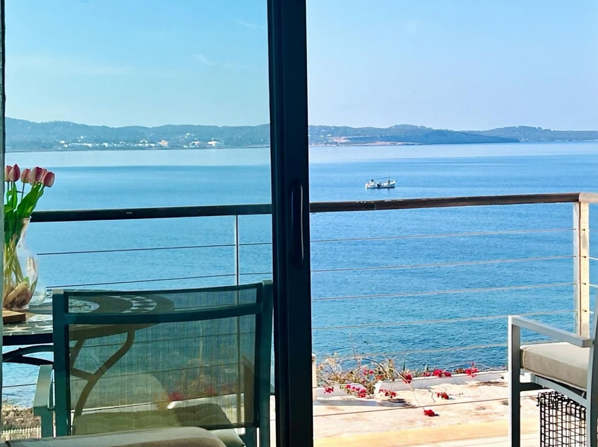 Beachfront flat in Sant Antoni de Portmany