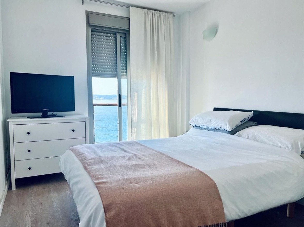 Beachfront flat in Sant Antoni de Portmany — Bedroom