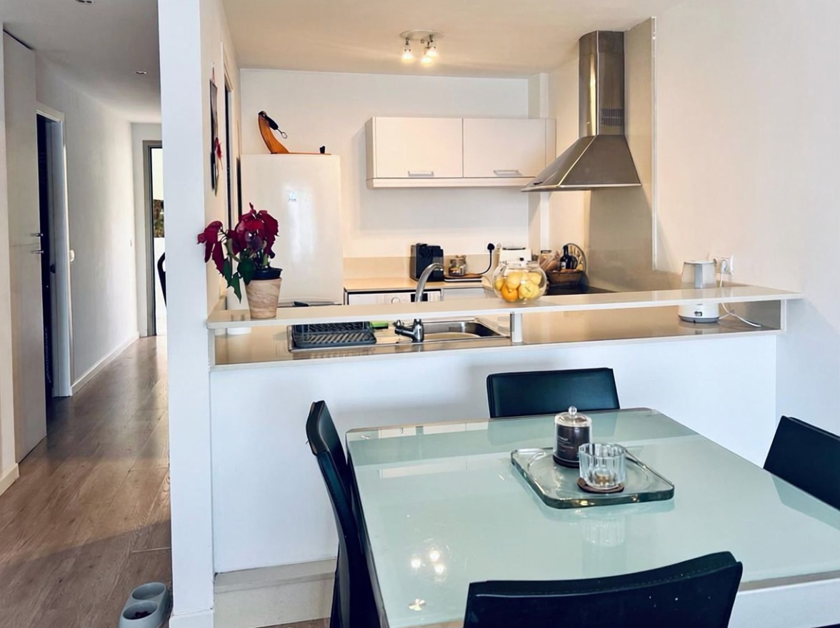Beachfront flat in Sant Antoni de Portmany — Kitchen