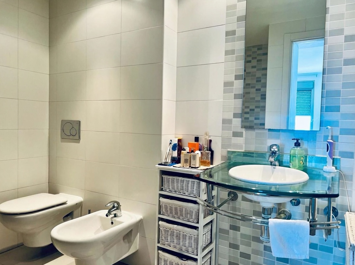 Beachfront flat in Sant Antoni de Portmany — Bathroom