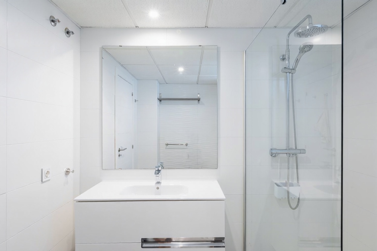Beachfront flat in Sant Josep de sa Talaia — Bathroom