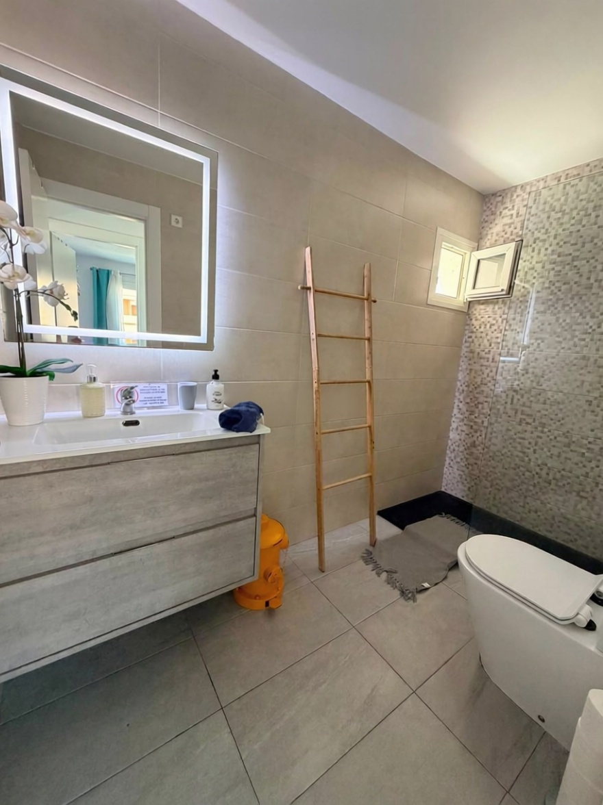 Seafront attic in Sant Josep de sa Talaia — Bathroom