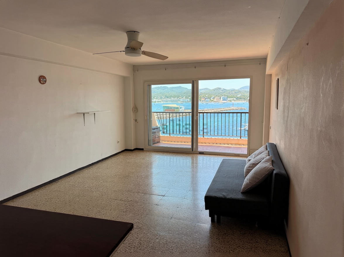 Beachfront flat in Sant Antoni de Portmany — Living room