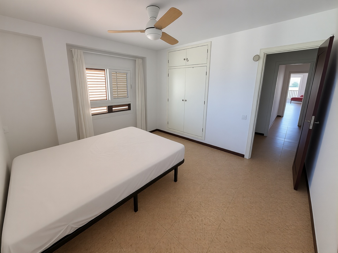 Beachfront flat in Sant Antoni de Portmany — Bedroom