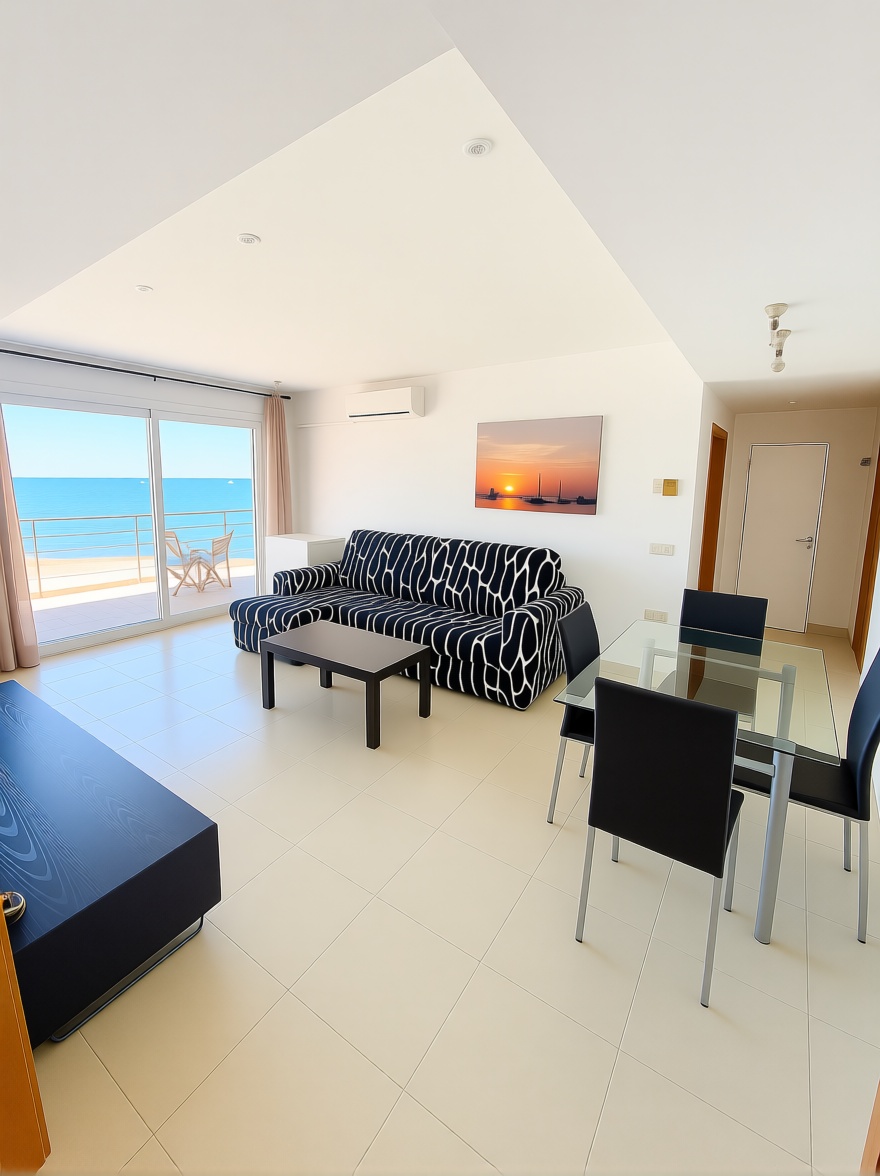 Beachfront flat in Sant Josep de sa Talaia — Living room