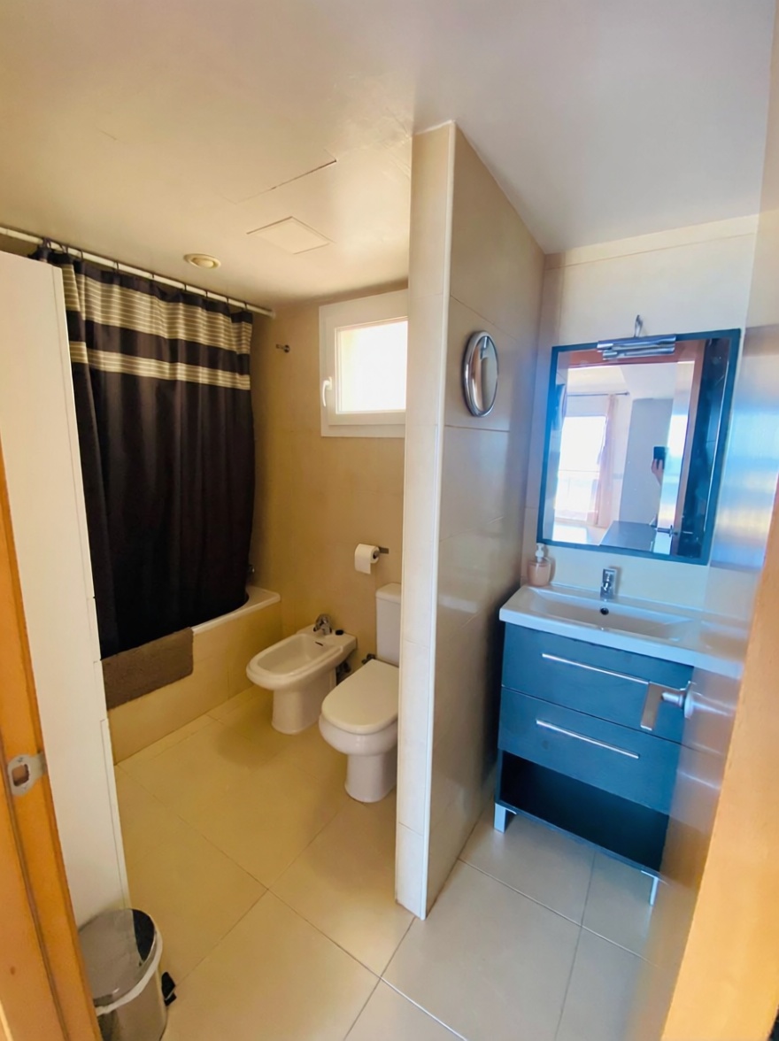 Beachfront flat in Sant Josep de sa Talaia — Bathroom