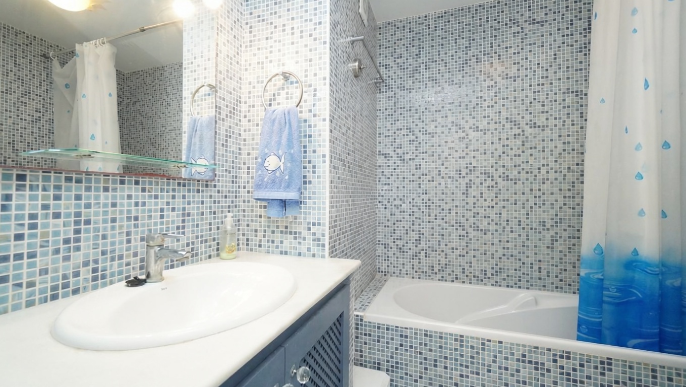 Ático em primeira linha de mar em Santa Eulalia del Río — Casa banho