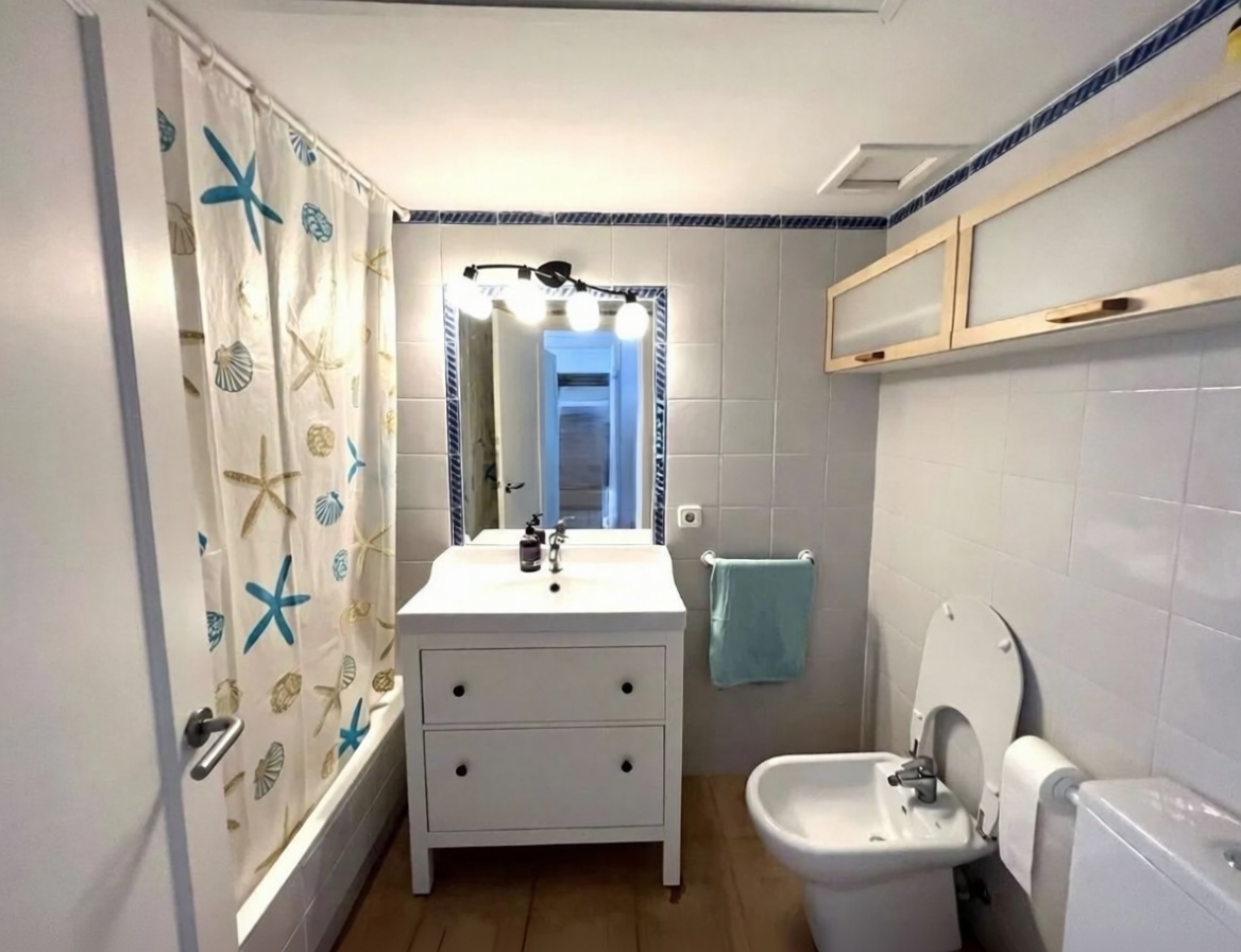 Penthouse in erste Meereslinie in Santa Eulalia del Río — Bad