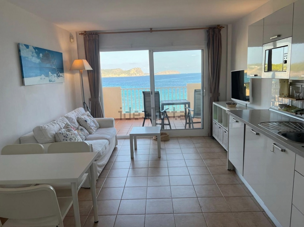 Beachfront flat in Santa Eulalia del Río — Living room