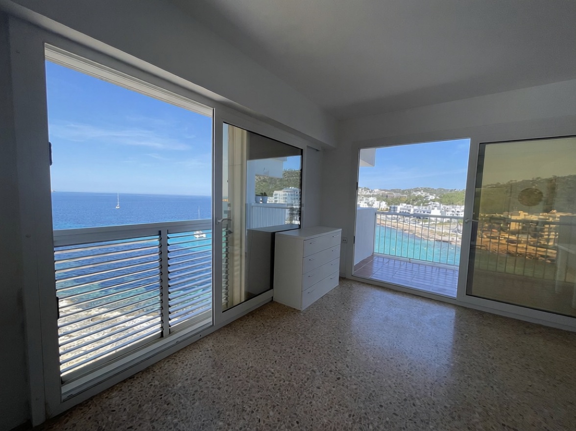 Beachfront flat in Sant Antoni de Portmany — Living room