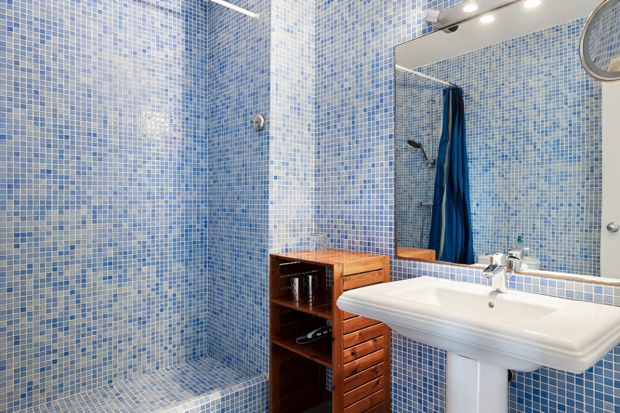Seafront attic in Sant Antoni de Portmany — Bathroom