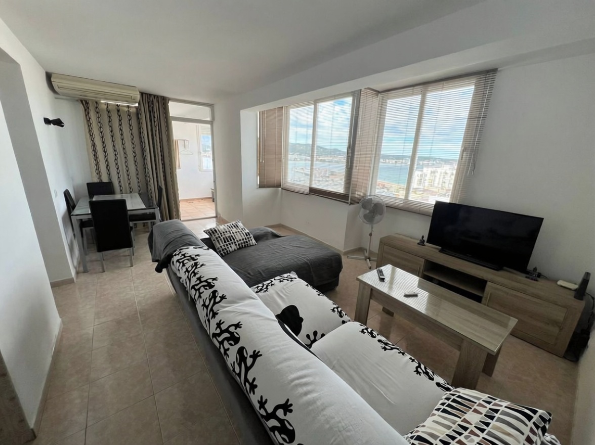 Beachfront flat in Sant Antoni de Portmany — Living room
